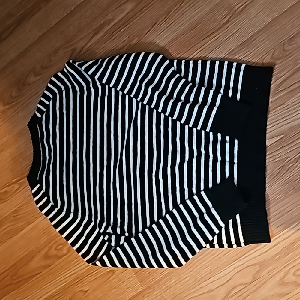 Sweaters - Picture 7 of 7